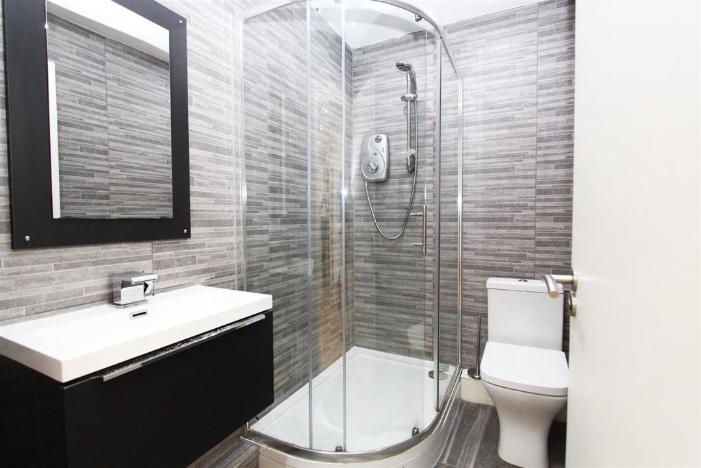Property photo 1 of 4 Bathroom.Jpg