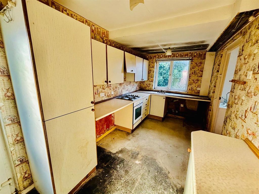 Property photo 3 of 9 Kitchen: