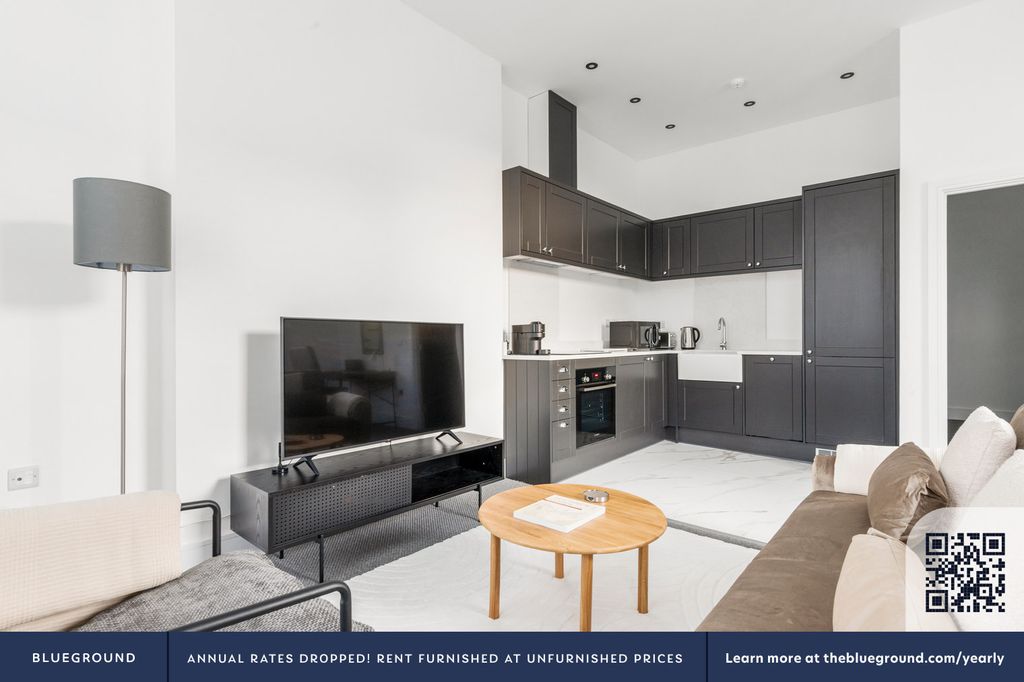 Property photo 3 of 20 Living Room