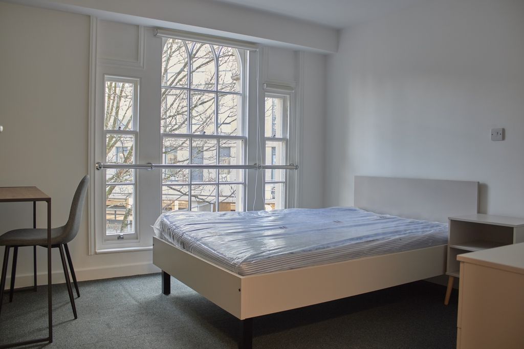 Property photo 3 of 10 A Bright And Spacious Double Bedroom With Large Wi...