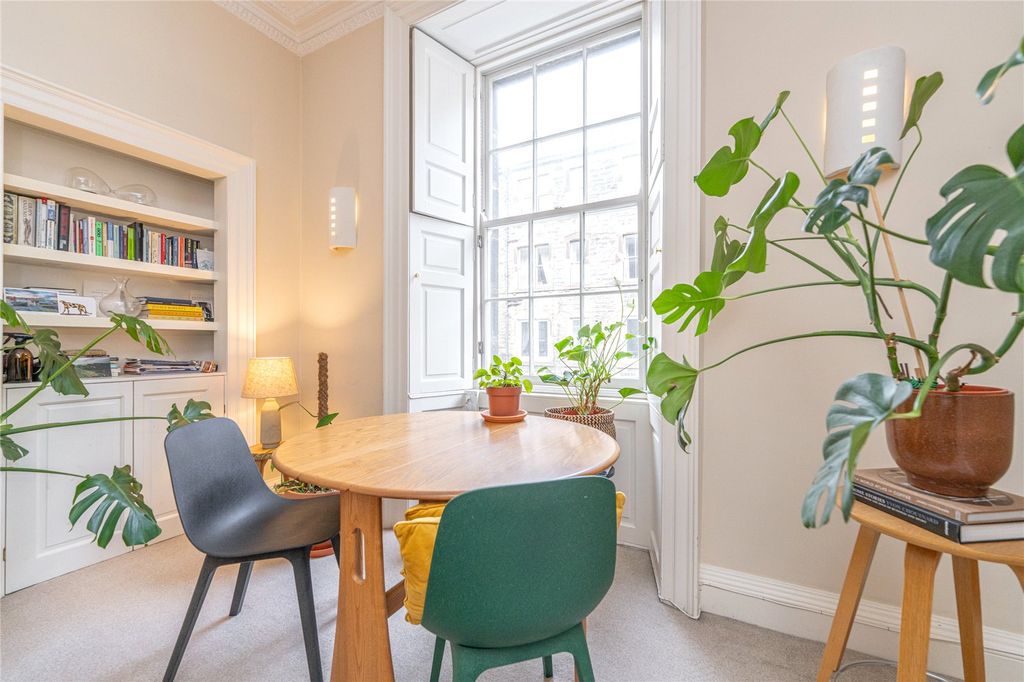 Property photo 3 of 19 Lounge Alt