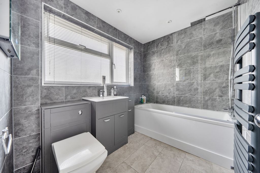 Property photo 1 of 11 1392936-1-69402202E0Aca