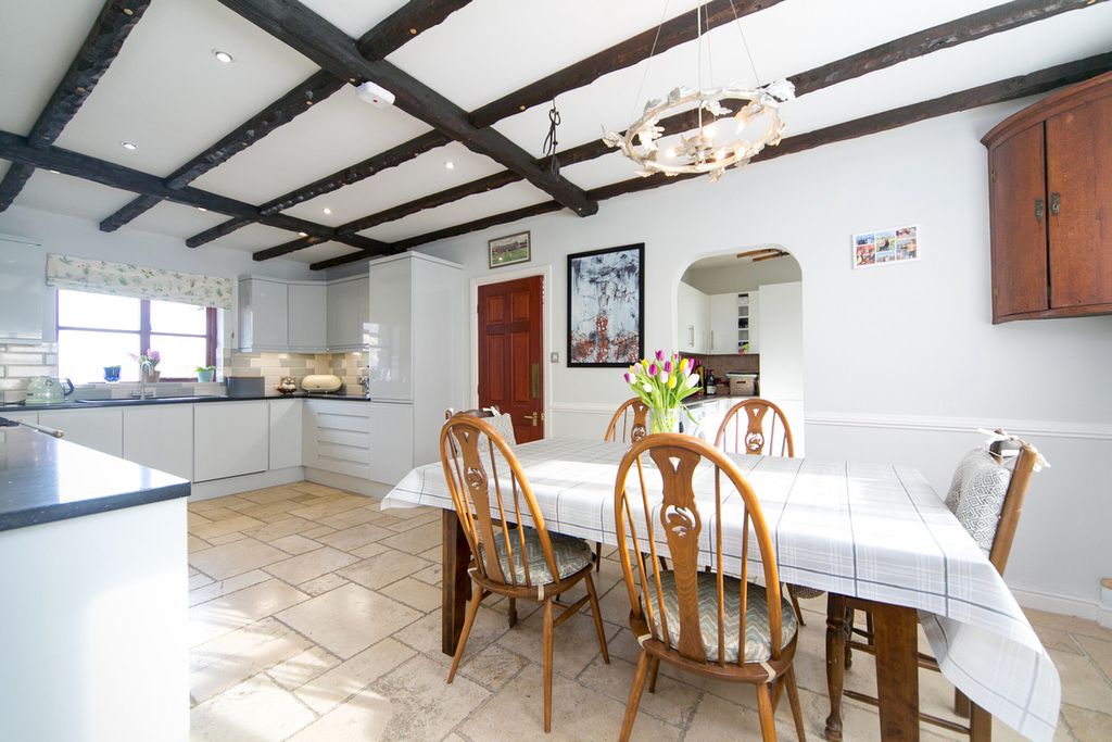 Property photo 2 of 30