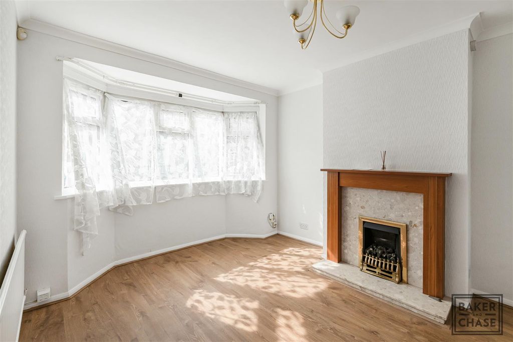 Property photo 2 of 19 Lounge