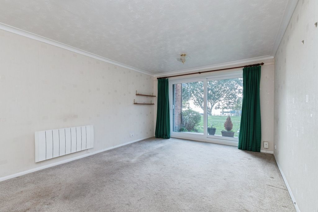 Property photo 3 of 18 Lounge