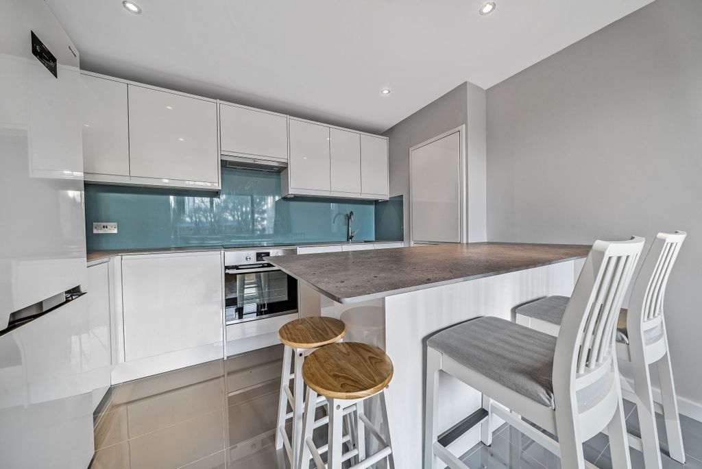 Property photo 1 of 6 933836 (4)