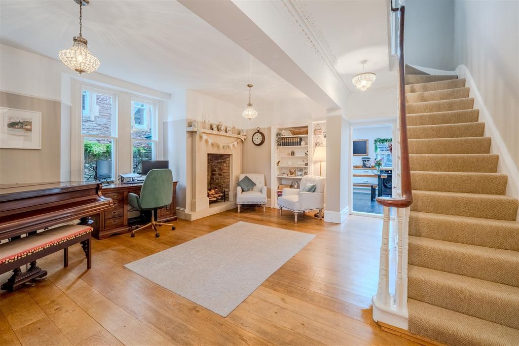 Property photo 2 of 24