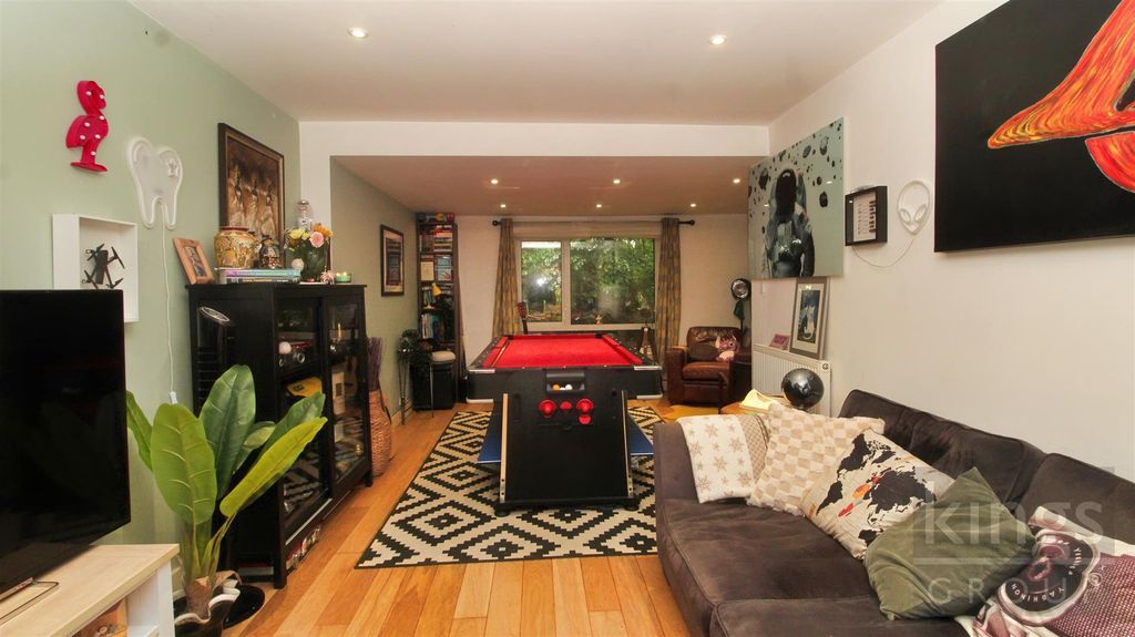 Property photo 3 of 20 Lounge