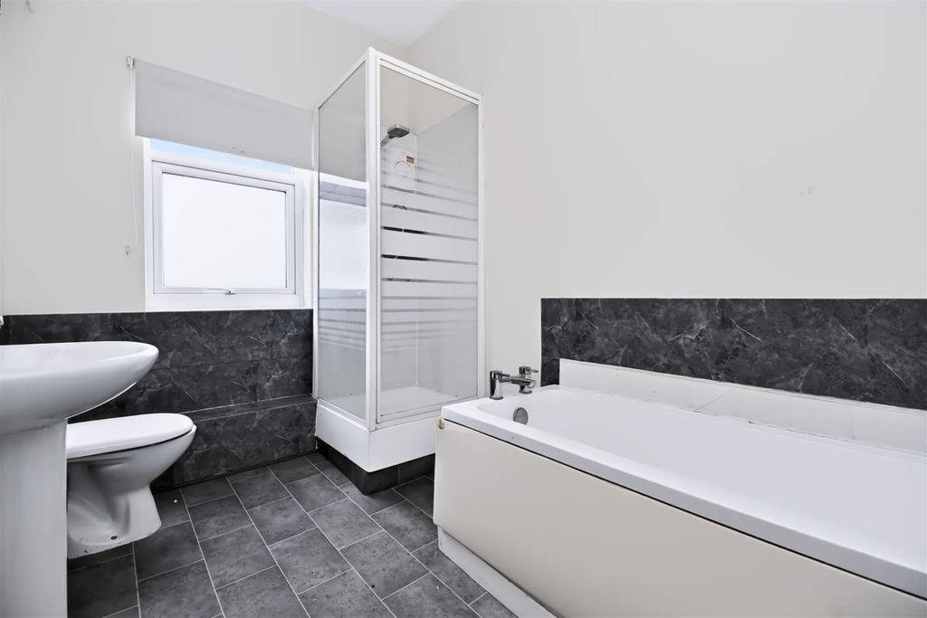 Property photo 2 of 11 139 Stanley Street Bathroom (2).Jpg