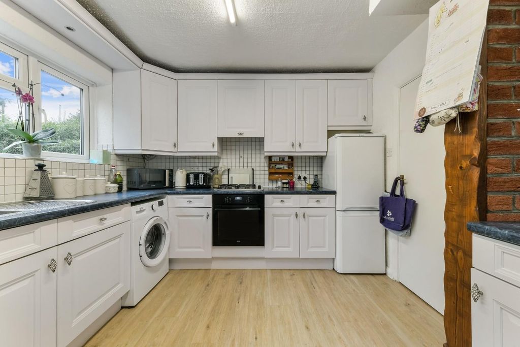 Property photo 2 of 22 Tadworth Close (23).Jpg