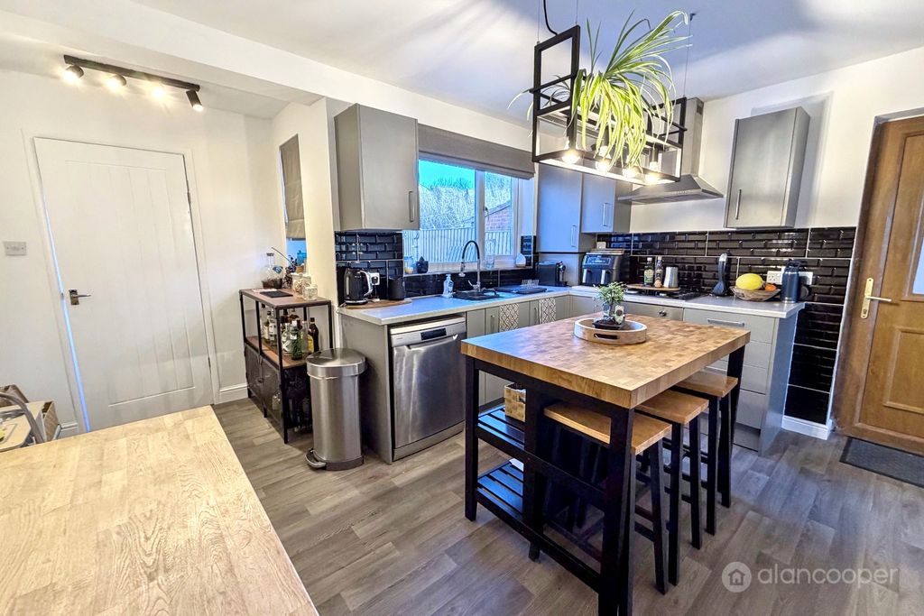 Property photo 3 of 15 4393444