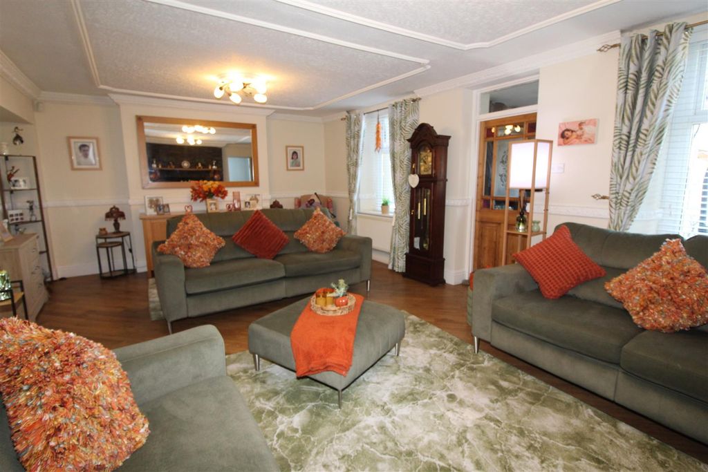 Property photo 3 of 48 Lounge