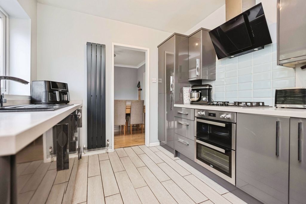 Property photo 3 of 17 Kitchen