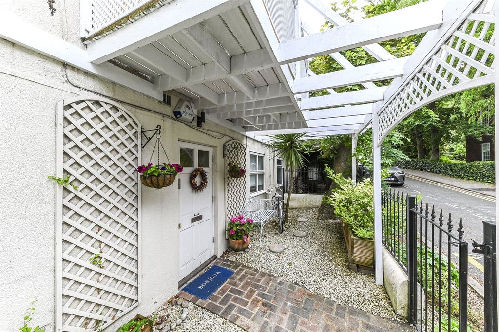 Property photo 3 of 14 Entrance