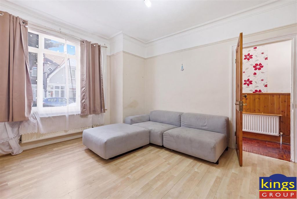 Property photo 3 of 19 6_Photo_Declutter_162F74Ed_Autoremove_49851590.Jpg