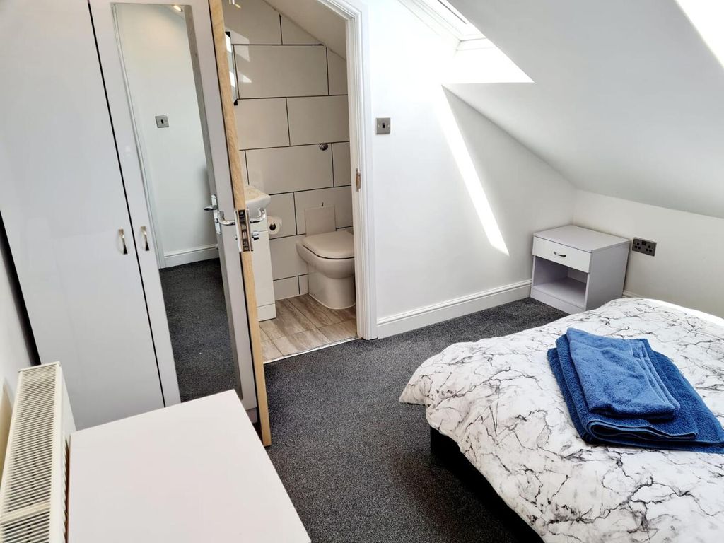 Property photo 2 of 10 Bedroom