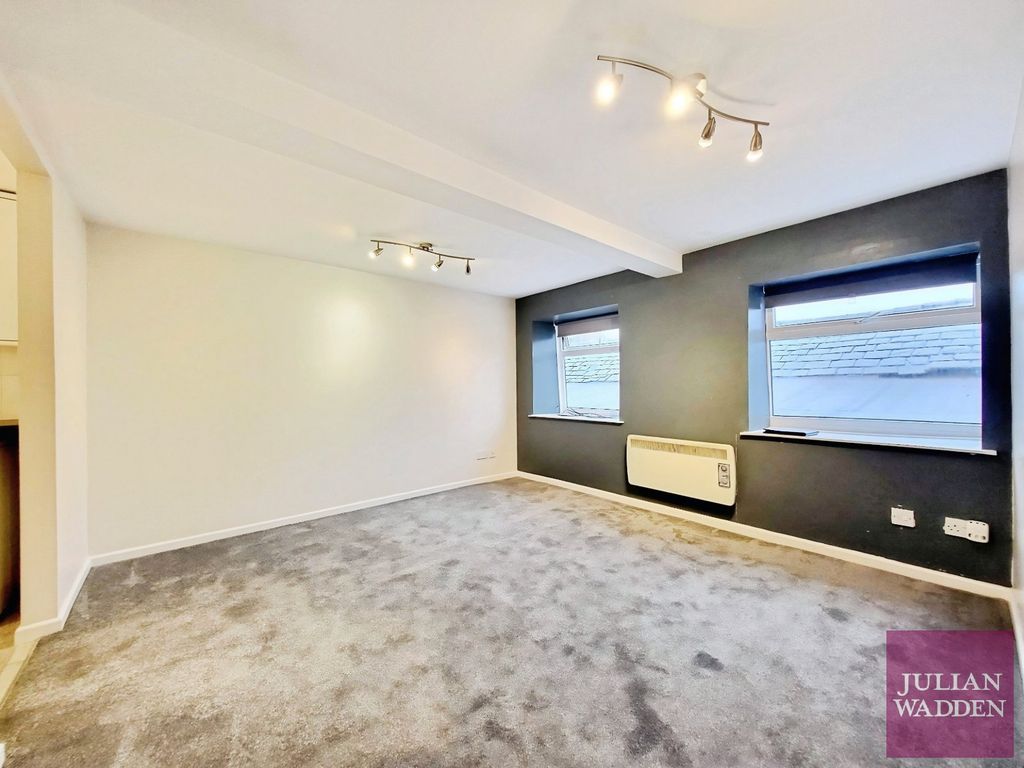 Property photo 2 of 6 Picture No. 17