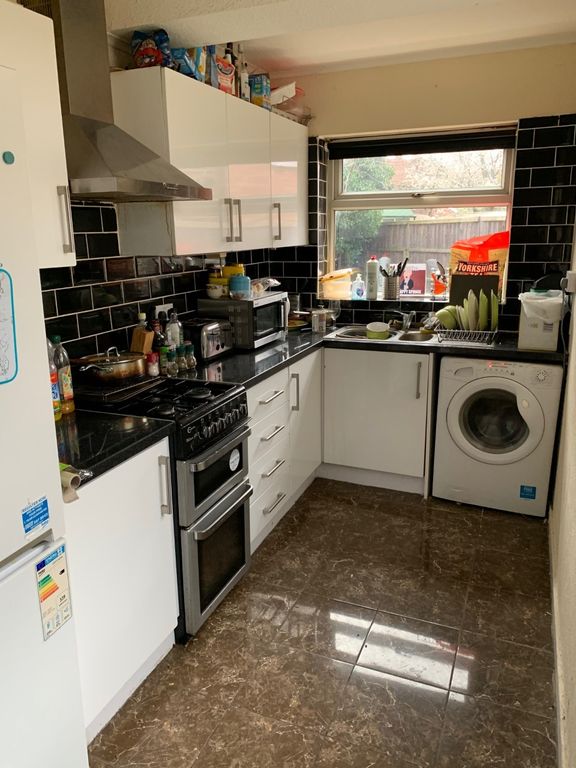 Property photo 3 of 9 Kitchen