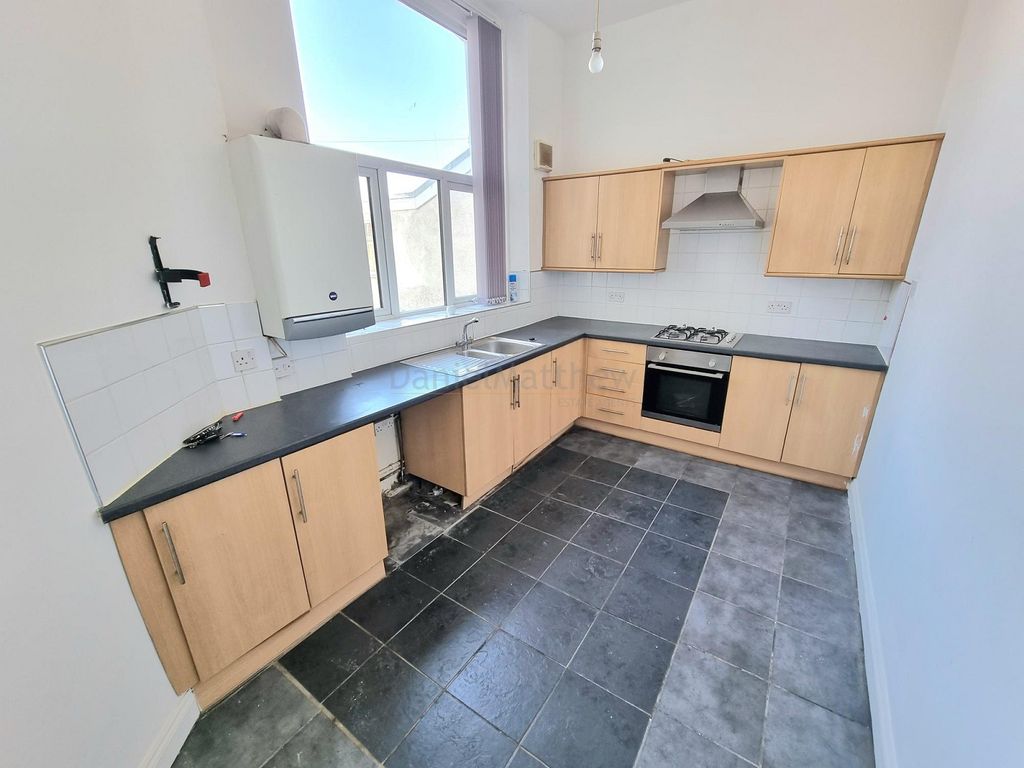 Property photo 3 of 7 Kitchen