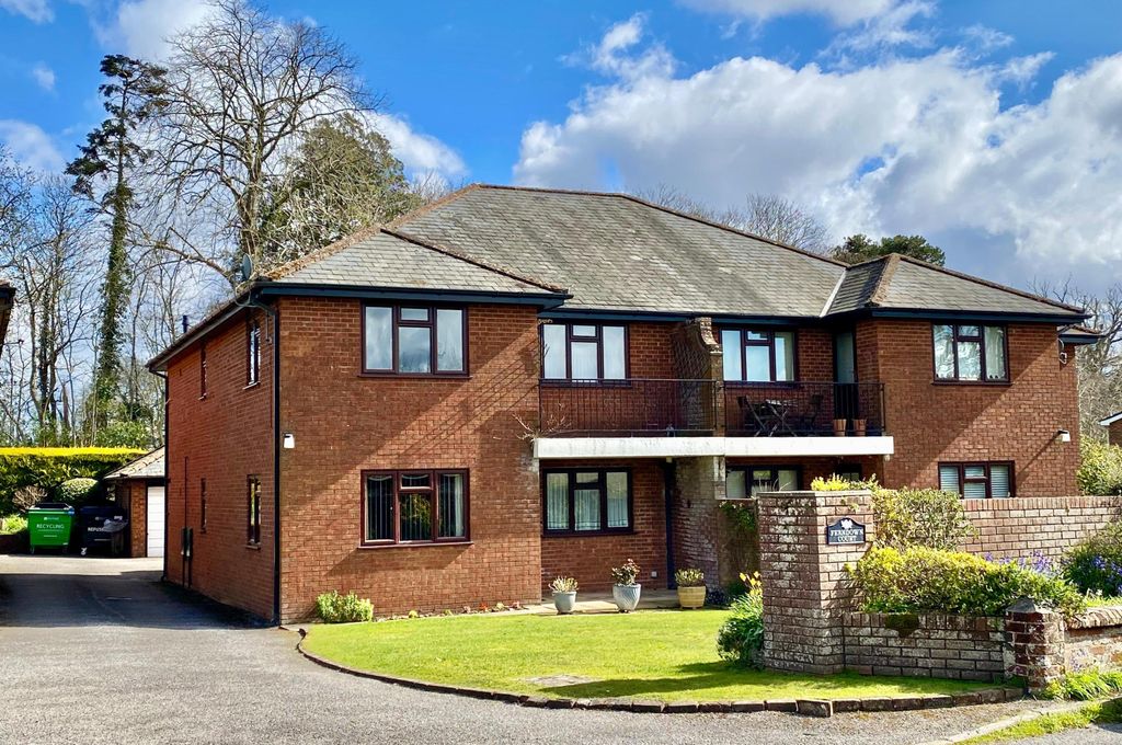 Property photo 1 of 20 2 Bedroom Ground Floor Flat With A Garage