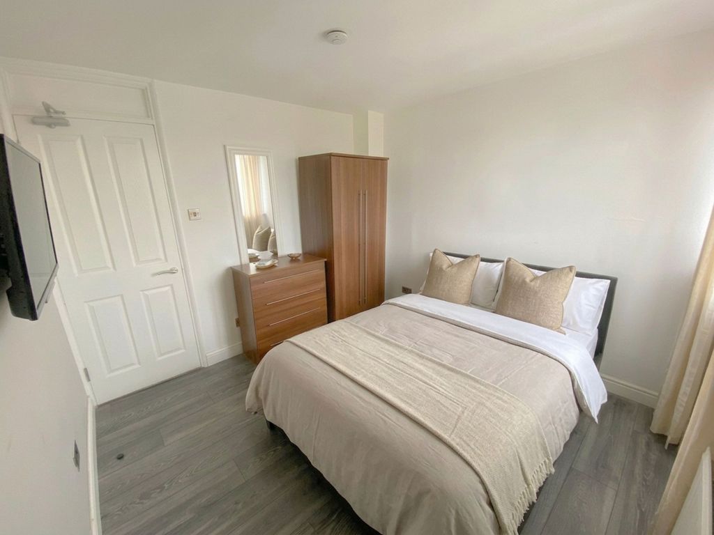 Property photo 2 of 4 Bedroom