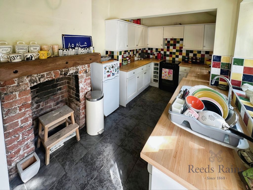 Property photo 3 of 11 Kitchen