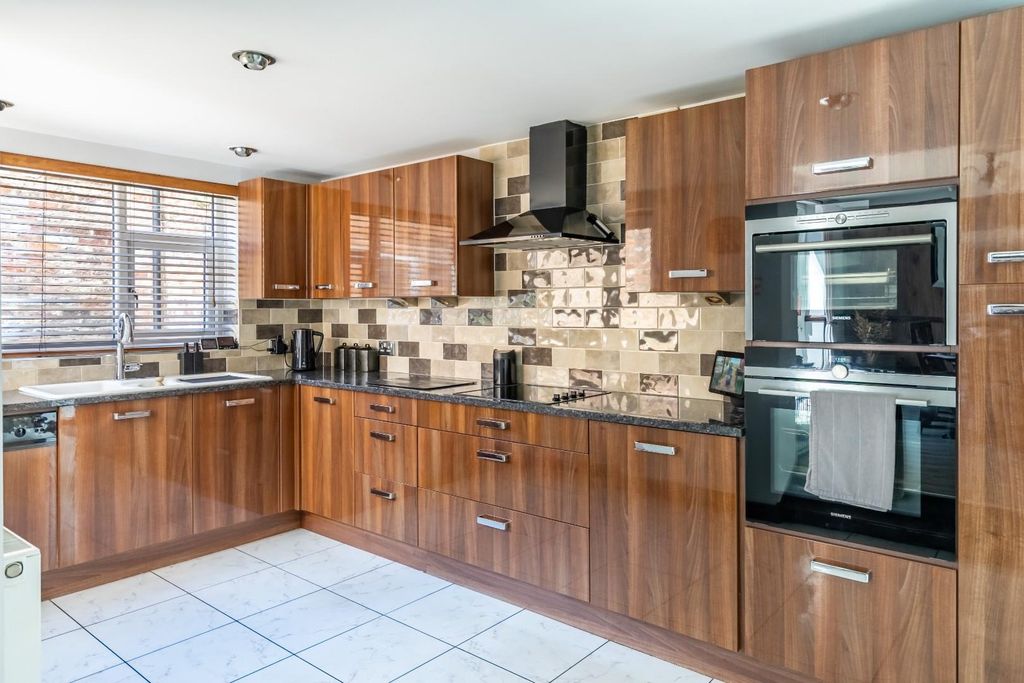 Property photo 3 of 19 44Hr-5.Jpg