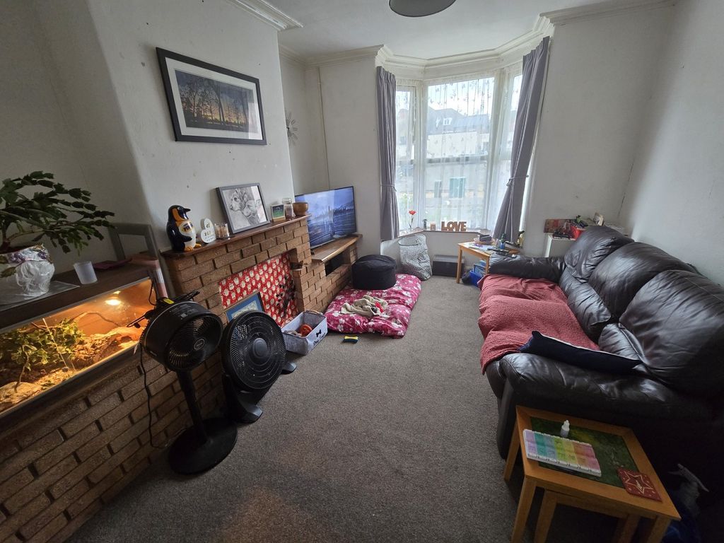 Property photo 3 of 7 Lounge