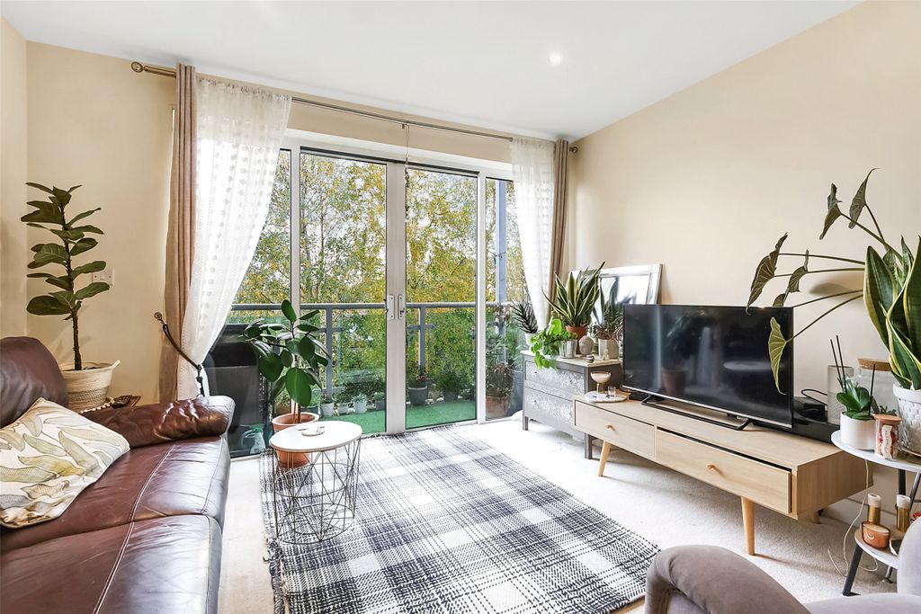 Property photo 3 of 11 Living Room