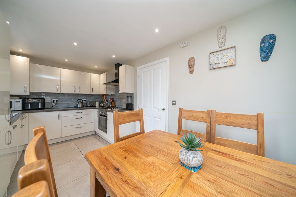 Property photo 2 of 19 3-Teasel-Street-03220