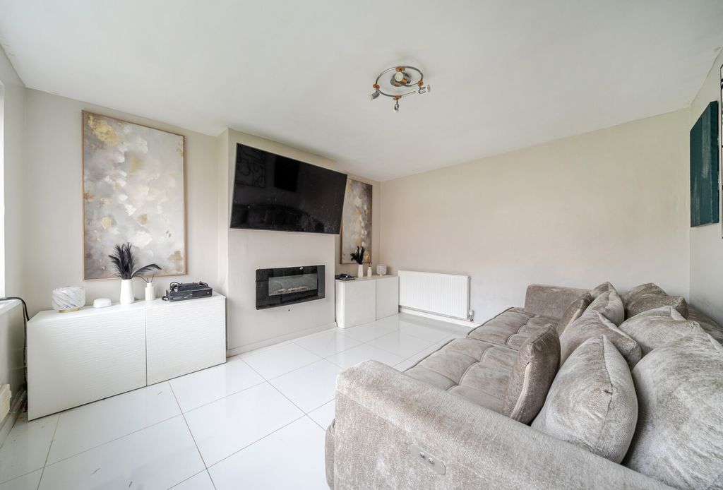 Property photo 3 of 11 1428835-8-69c172F...