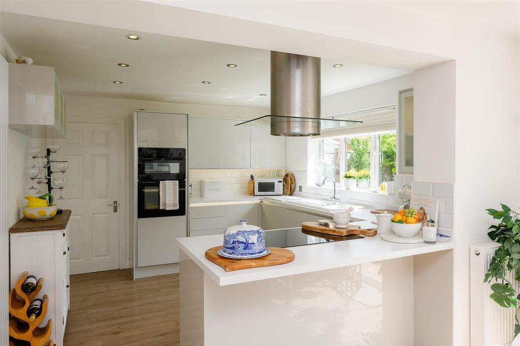 Property photo 2 of 31 Kitchen