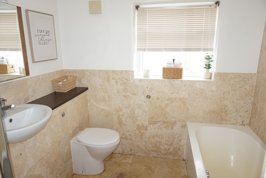 Property photo 3 of 17 Bathroom