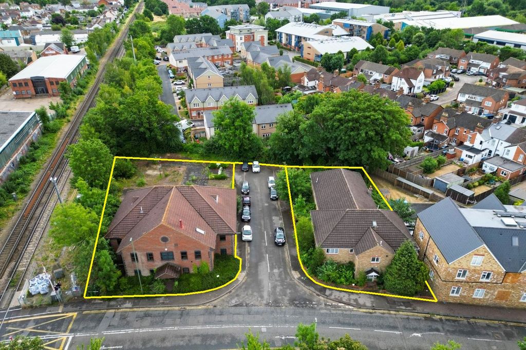 Property photo 1 of 8 2 &amp; 2B Guildford Road, Chertsey, Kt16 9Bj