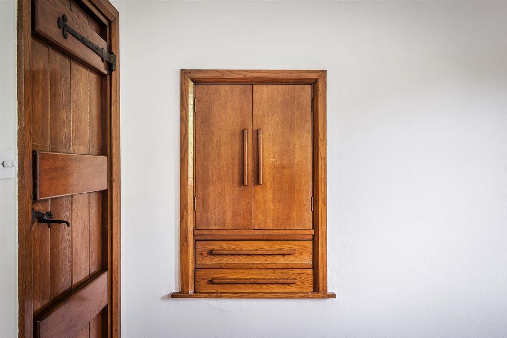 Property photo 2 of 19 House. Partnership