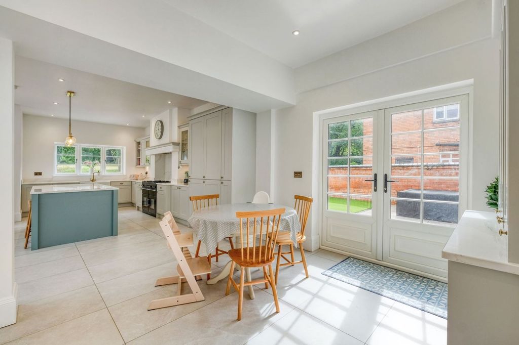 Property photo 3 of 28