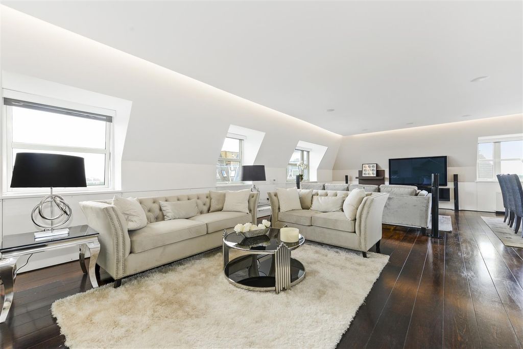 Property photo 1 of 19 Reception Area