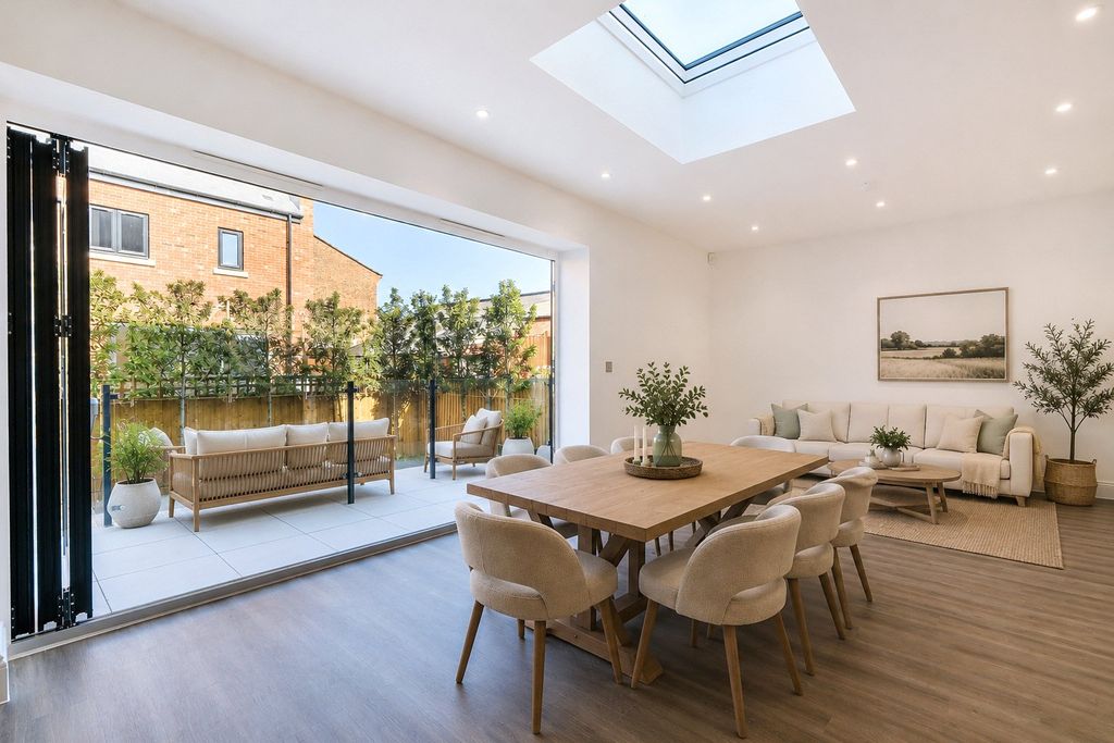 Property photo 3 of 11 Dining Area