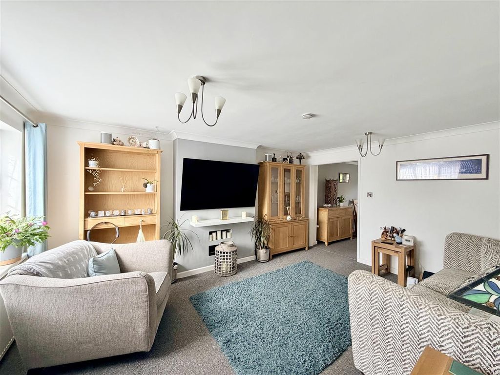 Property photo 3 of 25 Lounge