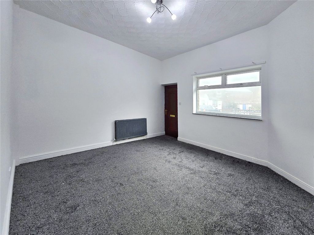 Property photo 2 of 17 Lounge