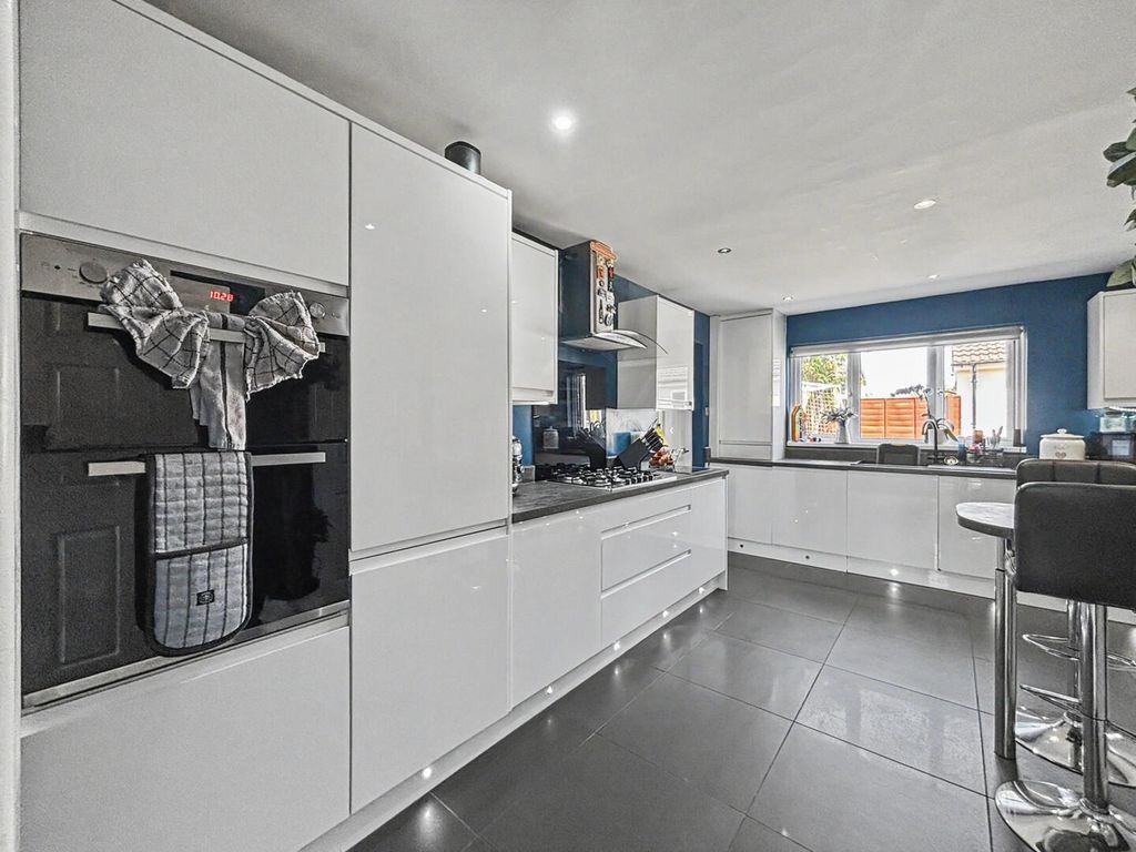 Property photo 3 of 32 Kitchen