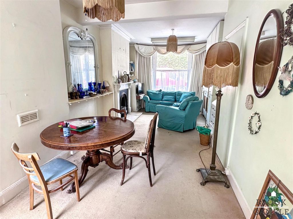 Property photo 3 of 31 01323 438506