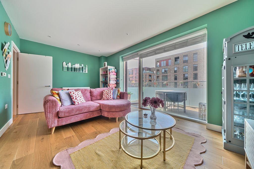 Property photo 1 of 18 Lounge