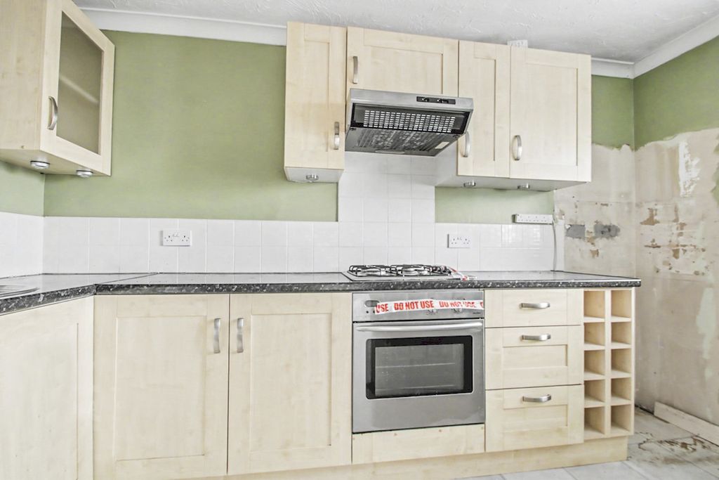 Property photo 3 of 8 Kitchen