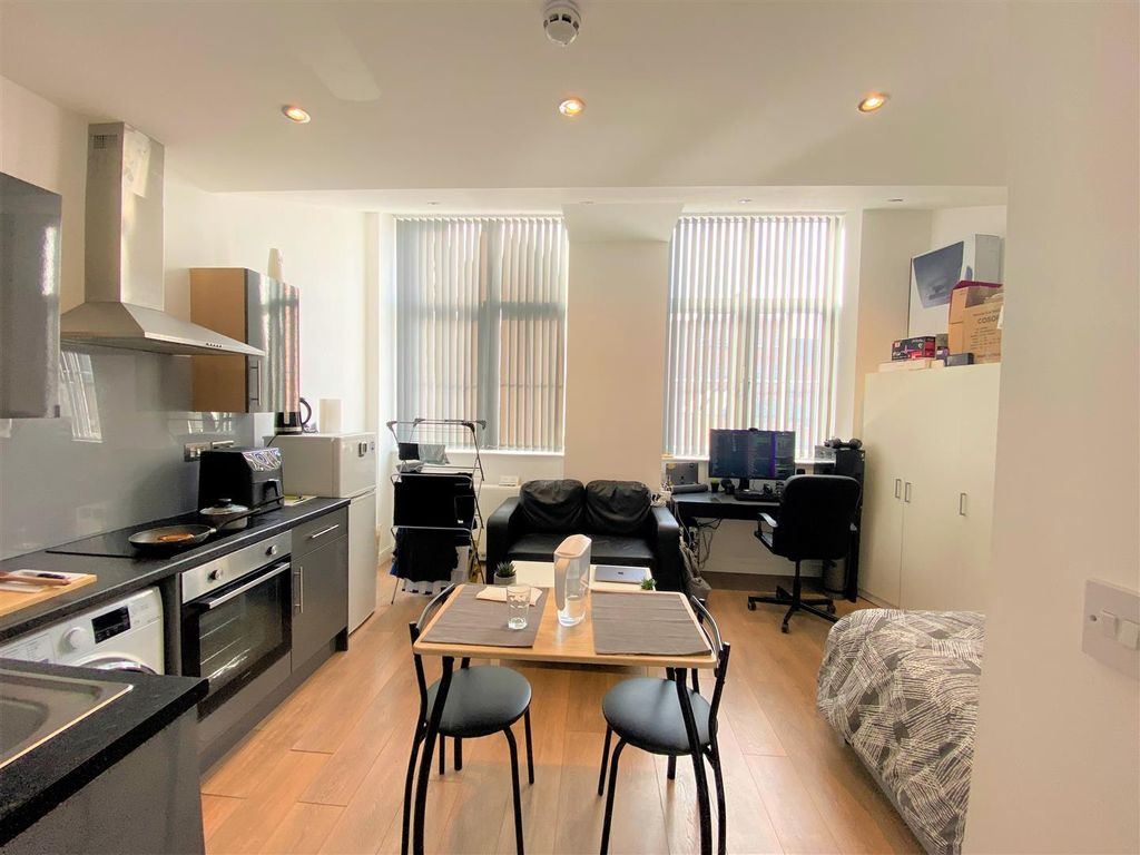 Property photo 1 of 6 Lounge/Kitchen