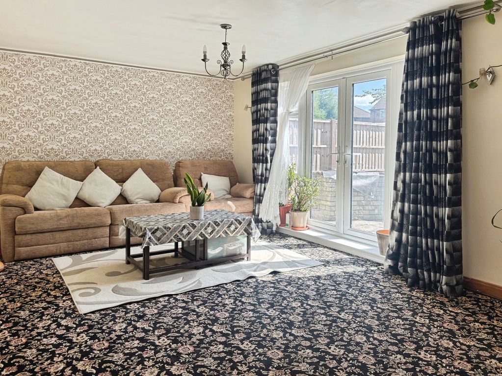 Property photo 3 of 10 Lounge