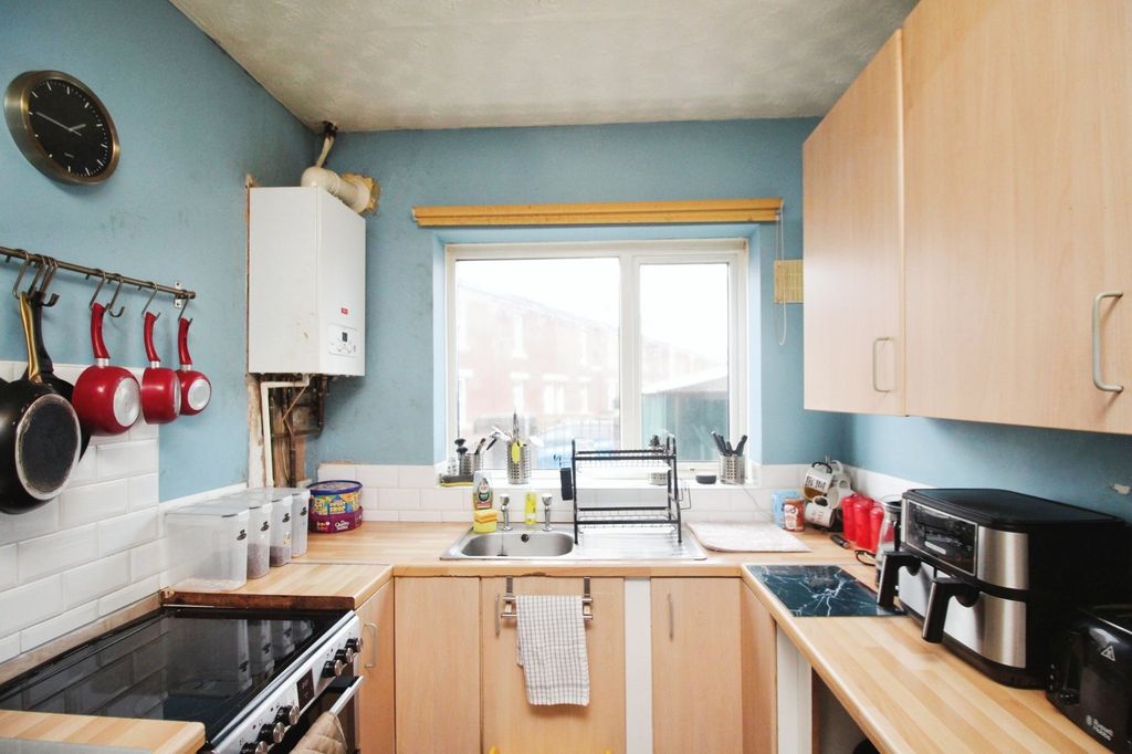 Property photo 3 of 14 Kitchen