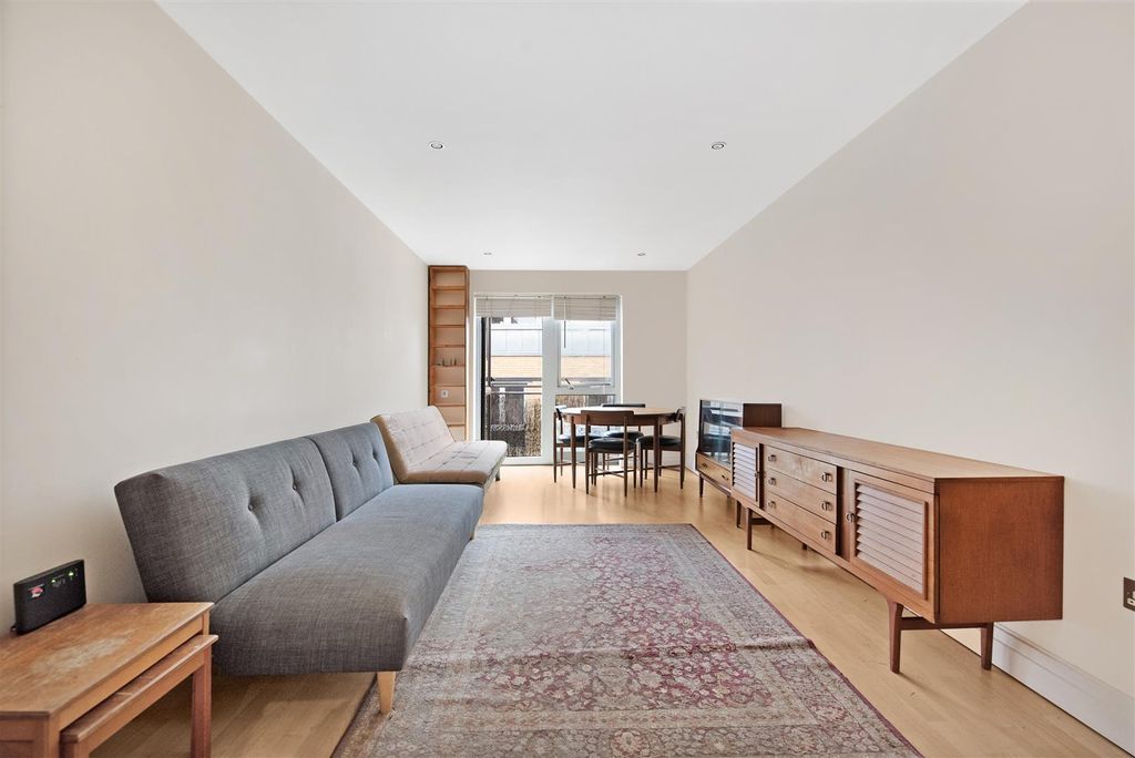 Property photo 3 of 19 Lounge