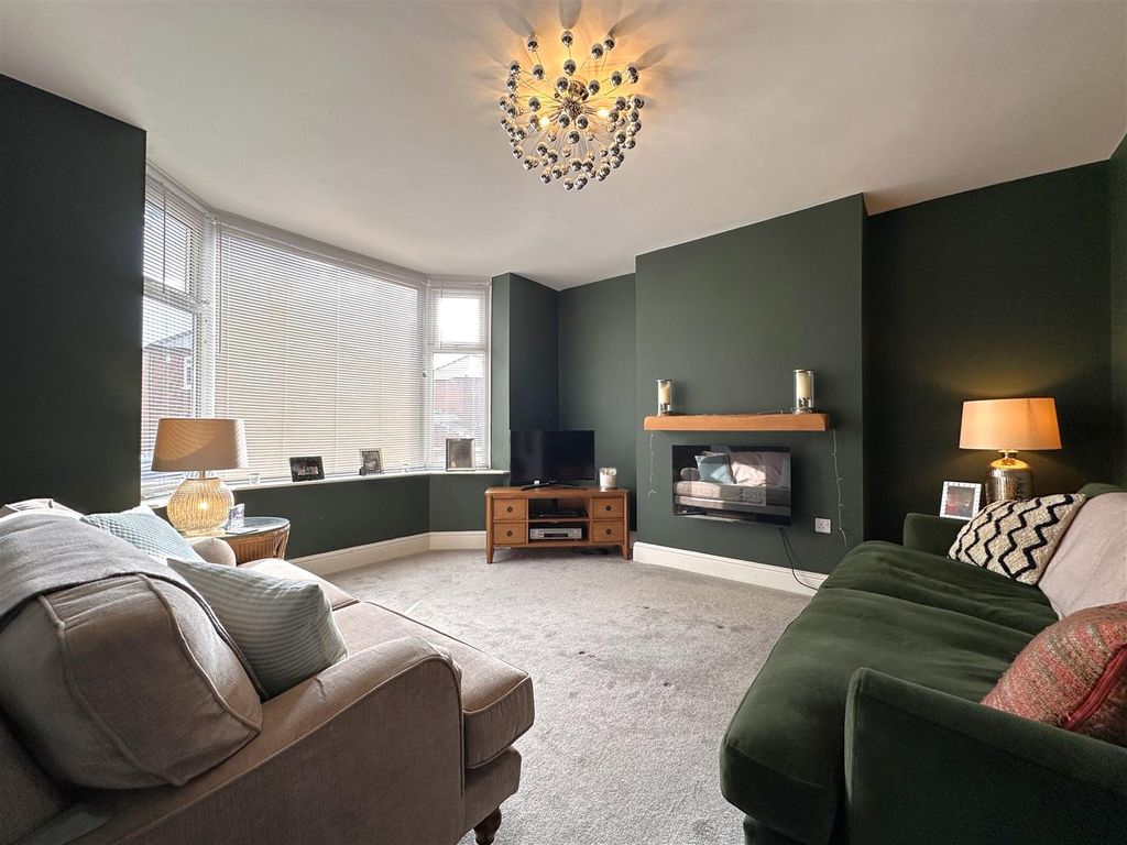 Property photo 2 of 15 Bay-Fronted Lounge 560