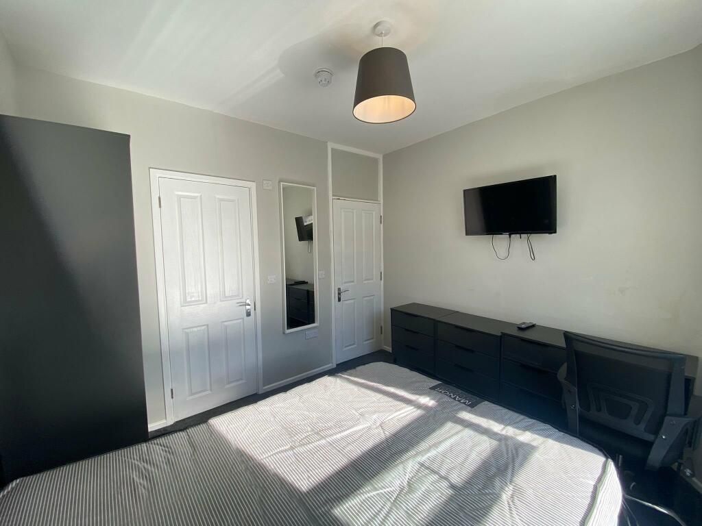 Property photo 2 of 15 Bright And Well-Maintained Master Bedroom Featurin...